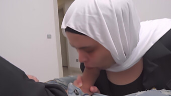 Cumshot Im Wartezimmer: Schockierender Moment Für Muslimische Mutter