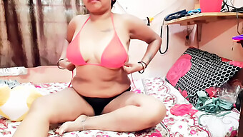 Selebriti Berambut Pendek Menunjukkan Lingerie Dalam Video Solo