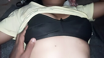 Bhabhi'S Hotte Nat Med En Sex-Udsultet Landsbypige I Indisk Webcam