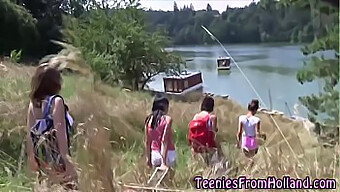 Amatérske Holandské Lesbičky Sa Nechajú Zlobiť V Prírode