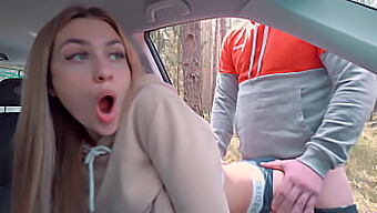 Collegegirl Bekommt Blowjob Einer Stiefmama Auf Dem Rücksitz