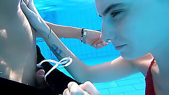 Darcy Dark, Die Verführerische Lehrerin, Verführt Ihren Eifrigen Schüler Zu Einem Schwimmen Im Pool. Die Wassergefüllte Verbindung Führt Zu Einer Heißen Begegnung In Einem Luxuriösen Hotel, In Dem Die Schülerin Von Darcys Natürlicher Schönheit Gefangen Genommen Wird. Diese Amateurbegegnung Ist Voller Leidenschaft Und Verlangen Und Lässt Beide Parteien Zufrieden Zurück.