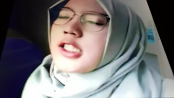 Seorang Pria Seksi Menggosok Seorang Wanita Muslim Hingga Orgasme