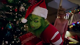 Grinch V Spodnjem Perilu: Fantazija Masturbacije Porno Zvezde