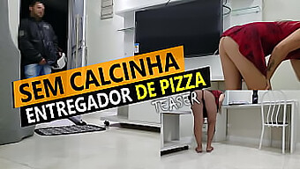 Esposa Sem Roupa Cristina Almeida Recebe Entrega De Pizza Do Entregador De Pizzas