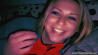 Blonde Europäische Milf Gibt Einen Heißen Blowjob Auf Der Couch