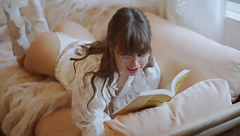 Riley Reid Terangsang Oleh Buku Gurunya!