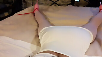 Laura Lijdt Aan Bdsm-Marteling In Een Witte Jurk En Roze Panty