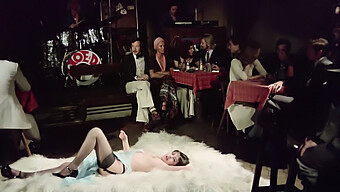 Duitse Klassieker: Harige Vintage Striptease In Het Casino Van De Binnenstad