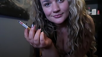 La Bella Ragazza Che Fuma Mostra Il Suo Grande Culo E Le Sue Tette Naturali