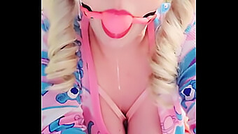 Een Sexy Blonde Babe Wordt Kinky Met Ball Gag En Kwijl