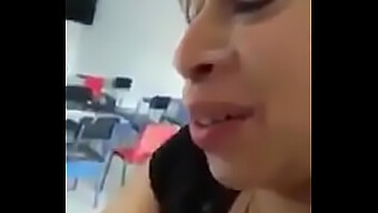 Mi Profesora Milf Me Hace Una Mamada Increíble En El Aula